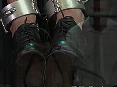 В BDSM видео с големи гърди се доминират и се пляскат