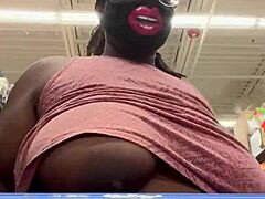 En Walmart-medarbejder opfanger Nookiescookies brystvorter på kameraet