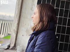 18-ročná dievčina sa správajú nezbedne s cudzíkom v 4k videu