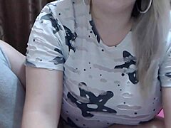 Amateur tiener met grote borsten en rondingen masturbeert op webcam
