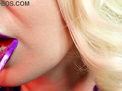 Close-Up von Aryas sinnlichem Gesicht und Mund mit lila Lippenstift