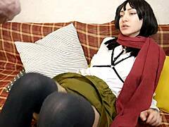 Mikasa, una cosplayer anime di 18 anni, affronta un'adolescente affamata in azione con i piedi e pecorina