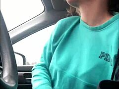 Amatérska vysokoškoláčka fajčí v aute