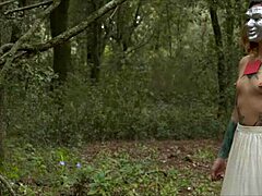 Rubie Silvia se polni naravnih joškov in dlakave vagine