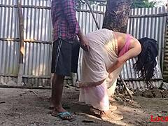Indická manželka predvádza svoje hardcore schopnosti vo vonkajšom kurva videu