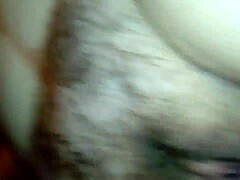 Krásna tlstá MILFka sa postaví veľkému penisu v domácom videu
