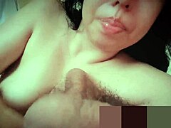 Amerikalı bir kadın sevgilisine oral seks yapıyor