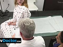 Paciente adolescente curvilínea desfruta de sexo a três com médico e enfermeira