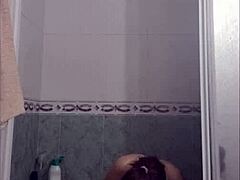 Blond collegeflicka fångas på dold kamera i duschen