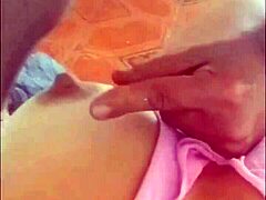 Аматьорско видео на дълбоко гърло, в което брюнетка поглъща пръстите на съпруга си