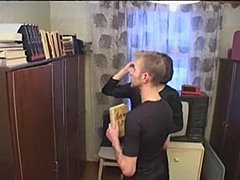 Eine russische Mutter und ein junger Junge in einem schwulen Porno
