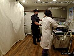 Ein Polizist erwischt die natürlichen Brüste einer Patientin auf einer versteckten Kamera bei einer erniedrigenden Strip-Search