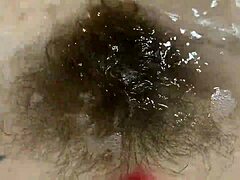 Fetisk håret fisse bliver våd og vild i badekarret