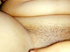Una chica india con grandes pechos se masturba en un video casero
