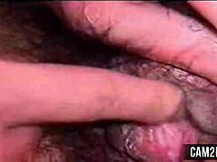 Азијатска аматерка јако јебе своју длакаву вагину