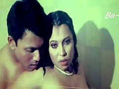 Bangla sexig tjej blir ner och smutsig i en ångande video
