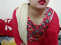 Саара, канадска учитељица, учи свог ученика како да задовољи жеље девојке у индијској веб серији секс видеа