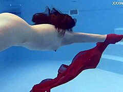 Marfa'nın dar amcığı havuz kenarındaki erotik sahnede sikilir