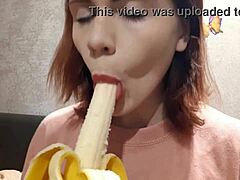 Casey Ven, en ung pige, viser frem sine bananfærdigheder