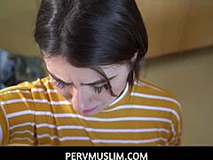Sexo muçulmano com uma adolescente árabe usando hijab em vídeo HD
