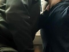 Gay anus menjilat dan blowjob di lift yang panas