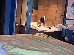 Et amatørpar nyder varm interracial sex på hotelværelset