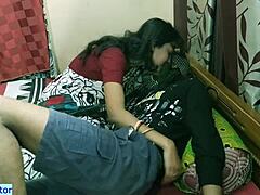 Tamil-tiener krijgt haar poesje geneukt door een grote Indiase dhabhi in HD-video