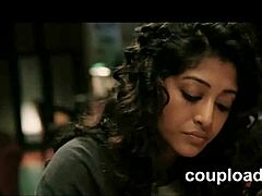 Οι λεσβίες Desi απολαμβάνουν το φιλί και το δάχτυλο σε HD βίντεο