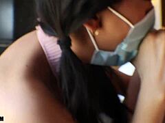Ázijská tínedžerka dostane svoje malé prsia a copy pokryté spermou