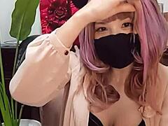 Bekijk deze schattige Japanse meid zichzelf neuken op camera