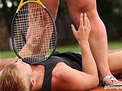 Kurvig tjej ger en undergiven avsugning på tennisbanan