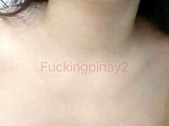Video seks met een leuke Pinay die graag haar kleine tieten laat zien en masturbeert