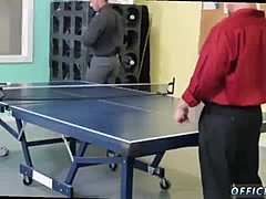 Porno emo boy: muie gay și ping pong cu un tip gol