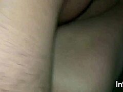 Domowy filmik z gorącą indyjską dziewczyną, która dostaje wytrysk od swojego chłopaka