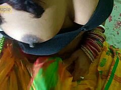 Titta på en desi chudayii rida en kuk i denna indiska XXX-video