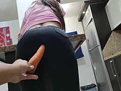 Il culo caldo della mia ragazza brama un grosso cazzo, così la tentando con una carota nel culo