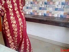 Isteri India dalam gaun merah mendapat seks hardcore di webcam