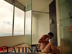 Sesso sotto la doccia a pelo con una colombiana amatoriale