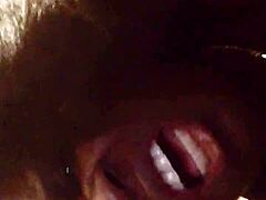 Černá MILFka si nechává naplnit svůj anál a kundičku v hardcore videu