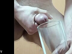 Гей момче се наслаждава на чаша сперма в соло видео