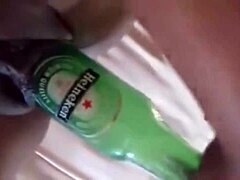 Подросток-любительница отправляет мне домашнее видео, где она трахает бутылку