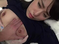 Gadis Jepang amatir dengan payudara dan pantat besar alami menikmati seks mobil