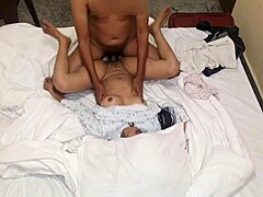 Indisk kæreste nyder fisse ridning og cumshot i HD-video