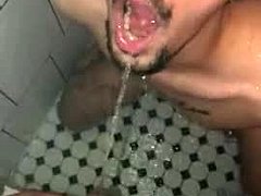 Um jovem fica molhado com o mijo de um homem mexicanos curvilíneo sem corte