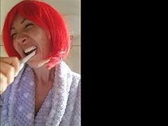 O vídeo caseiro de Chantals apresenta um close-up de seu corpo tatuado e boca cheia de creme dental