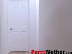 Nevlastná mama a jej nevlastný syn si užívajú horúcu trojku v tomto skutočnom porno videu s mamou a synom