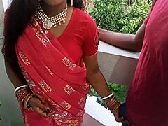 Indiase tante wordt hard geneukt op een balkon