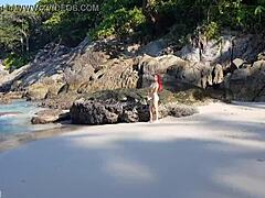 Naga rudowłosa laska robi niegrzeczne rzeczy na publicznej plaży