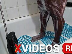 Czarna milfka oddaje się fetyszowi stóp pod prysznicem
