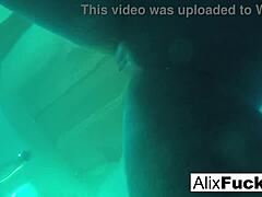 Alix e Jennas encontram um encontro lésbico subaquático secreto